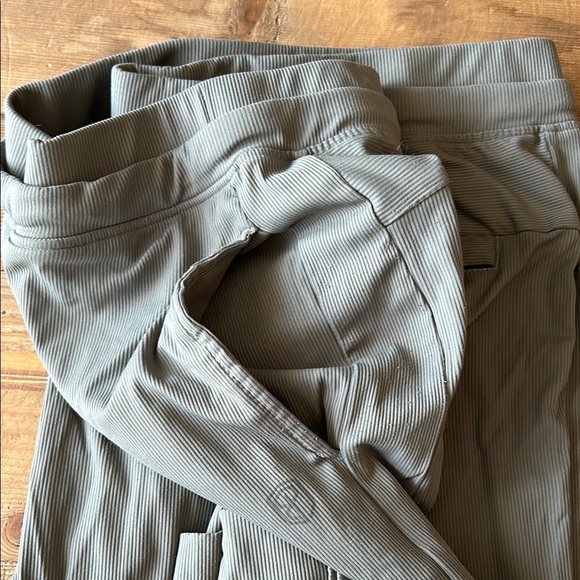 Gray Stretchy Yoga pants with Elastic Waistband and Tapered Ankle - Picture 3 of 3